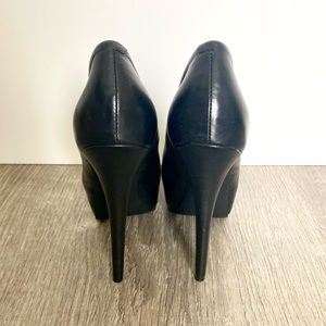 NEW Steve Madden “Dejavu” platform heel size 6.5. No longer available in stores.